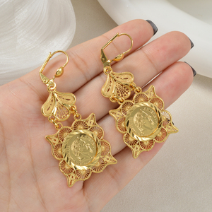 Boucles d'oreilles en gros pour femmes, plaquées or, de qualité supérieure, style filigrane antique, avec pièce de Napoléon en relief, élégantes, longues, pendantes, en métal brillant - Product Image 3