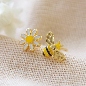 Orecchini a perno asimmetrici Daisy Bee da donna, gioielli alla moda in stile semplice e fresco - Product Image 1