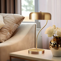 Lampe de table LED portable moderne au design simpliste avec corps en fer et abat-jour en métal alimentation cc sans fil emballé sur mesure
