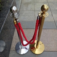 Tapis rouge décoratif à base solide pour l'extérieur Vip Couronne noire et dorée Ligne de file d'attente Pôle Barrière Corde Contrôle des foules