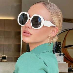 Lunettes de soleil carrées surdimensionnées irrégulières élégantes de style vintage 2022 pour femmes - Product Image 2