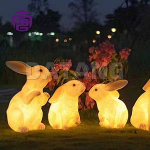 Escultura de conejo 3D de fibra de vidrio con luz LED para decoración de jardín, parque y paisaje en exteriores para días festivos - Product Image 2