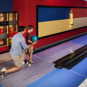 Équipement <span class=keywords><strong>de</strong></span> jeu <span class=keywords><strong>de</strong></span> <span class=keywords><strong>bowling</strong></span> pour aire <span class=keywords><strong>de</strong></span> <span class=keywords><strong>jeux</strong></span> intérieure à 4 pistes pour enfants et adultes avec machine <span class=keywords><strong>de</strong></span> divertissement pour usage domestique - Product Image 4