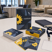 Cartes à jouer promotionnelles personnalisées pour événements professionnels, avec pelliculage mat et vernis sélectif UV, idéales pour la réseautage et les cadeaux d'entreprise