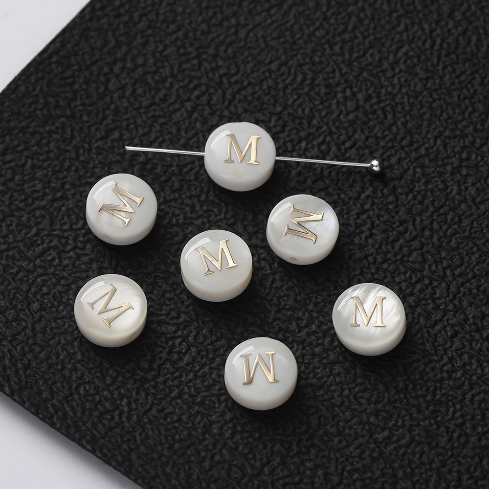 Perles lettres coquillages -- M