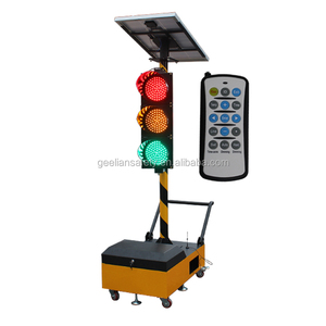 Optraffic OEM Sécurité routière Feux de signalisation mobiles solaires à quatre côtés, Tubes fléchés Feu de circulation solaire temporaire portable à LED
