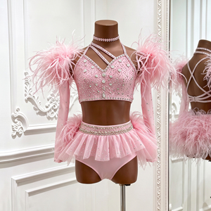 Traje de Baile de Lujo con Plumas Rosas y Pedrería, Top Halter Cruzado en la Espalda, 2 Piezas, para Actuaciones de Jazz Latino - Product Image 3