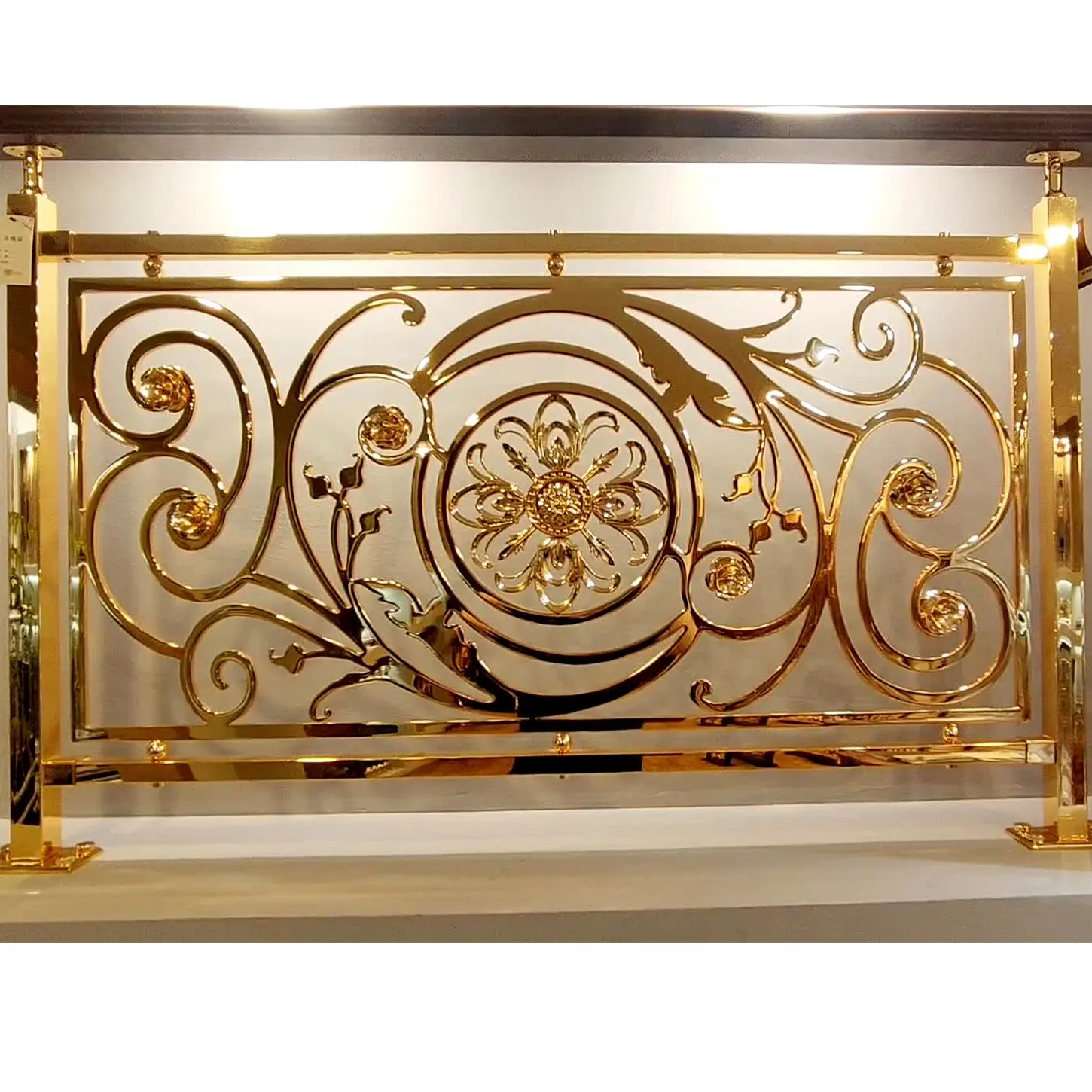 Individuelles Luxustier-Treppenhandwerk Metall-Balustrade Edelstahl Goldenes Handwerk für Villa