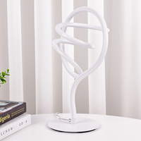 Lampe de table LED chromée à lumière du jour, nouveau design, forme spirale irrégulière, lampe de bureau artistique, abat-jour en métal, alimentation CC