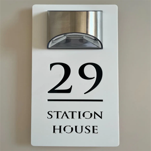 Premium Solar House Sign LED Iluminado Corte láser Contemporáneo Moderno Número de puerta Placa Mate Negro Blanco Espejo Plata - Product Image 4
