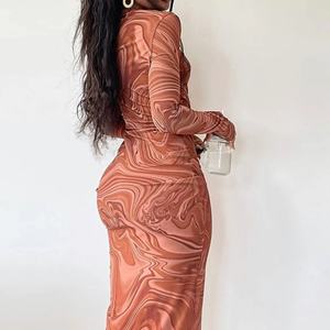 Robe longue décontractée et sexy à col rond et manches longues, imprimée, ajustée et élastique, collection automne, conçue sur mesure par un créateur de mode - Product Image 3