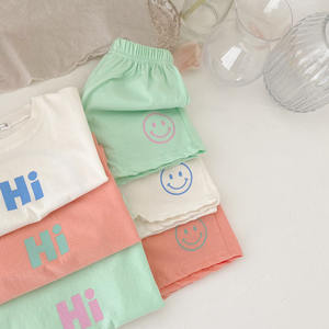 เสื้อยืดแขนสั้นพิมพ์ลายตัวอักษรลำลองและชุดเสื้อผ้าเด็กแบบสั้น - Product Image 3