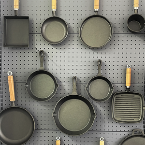 Sartén de Hierro Fundido Precurado de 3.5 a 12 Pulgadas con Mango de Madera, para Usar en la Estufa, Parrilla o Fogata - Product Image 1