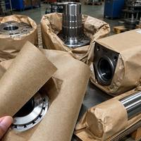 Carton Kraft profilé de couleur claire 230 400 g/m², lisse d'un côté, en rouleau pour emballage industriel