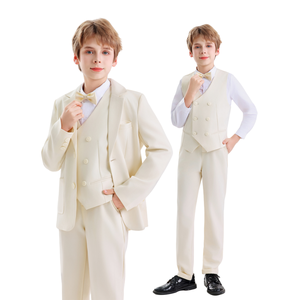 Ensemble Smoking Garçon 5 Pièces <span class=keywords><strong>Beige</strong></span> Personnalisé – Vêtements de Cérémonie OEM/ODM : <span class=keywords><strong>Blazer</strong></span> + Gilet + Nœud Papillon + Chemise + Pantalon – Costumes de Mariage pour Garçon d'Honneur - Product Image 1
