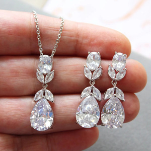 Ensemble de bijoux floraux longs pour femmes, collier et boucles d'oreilles en forme de larme, bijoux de mode - Product Image 1