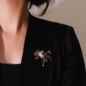 Spilla smaltata tradizionale cinese Bella Viva con peonia, in rame placcato oro con perla d'acqua dolce <span class=keywords><strong>nera</strong></span>, per regali e occasioni formali - Product Image 2