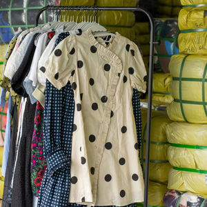 SH05 Ropa Usada de Grado A Barata <span class=keywords><strong>para</strong></span> <span class=keywords><strong>Mujer</strong></span> con Vestidos de Seda de Segunda Mano, Camisas de Algodón, Pantalones, <span class=keywords><strong>Blusas</strong></span> de Moda, Ropa Mixta al por Mayor - Product Image 1