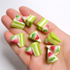 Ornements de gâteaux miniatures - 100 pièces/lot 20*16MM Figurines 3D mini fraises et fruits pour décorations de bureau DIY - Product Image 1