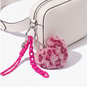 Llavero de Piel Sintética Esponjosa con Pompón Rosa Intenso, Cadena Gruesa y Colgante de Corazón, Accesorio para Bolso - Product Image 5