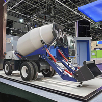 Opérations de construction urbaine efficaces avec un camion malaxeur à béton tricycle à composant central doté d'une pompe et d'une boîte de vitesses