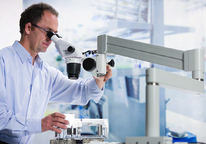Stemi 305/355 Stéréoscopique, conçu pour les salles de classe, les laboratoires biologiques et les applications industrielles - Product Image 3