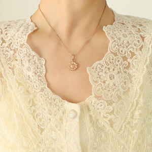 Nouveauté : Collier Pendentif Tournesol en Acier Inoxydable et Acier Titane, Style Ins, Bijou Idéal pour Cadeau d'Amie - Product Image 3