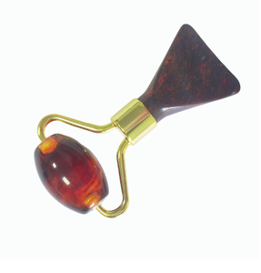 Rouleau de massage facial en jade rouge de fabrication chinoise, combiné à une plaque Gua Sha en forme de queue de poisson, outil de relaxation pour le contour des yeux et de sculpture du visage, pour le bien-être. - Product Image 1