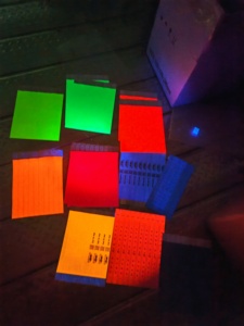 Bracelet fluorescent jetable en papier Tyvek, bracelet fluorescent imperméable et indéchirable pour l'extérieur, idéal pour les bars en plein air - Product Image 1