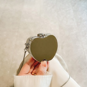 Vente en gros Petit sac à bandoulière en acrylique avec chaîne <span class=keywords><strong>Portefeuille</strong></span> de couleur dorée de forme carrée pour femmes, dames et filles - Product Image 4