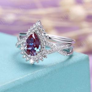 แหวนแต่งงานวินเทจทรงลูกแพร์เงินแท้ 925 ชุบทองคำสีกุหลาบ ประดับด้วยอเล็กซานไดรต์ ชุดแหวนหมั้น - Product Image 2