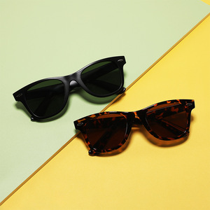 Gafas de sol para niños Conchen UV400 con montura de PC, lentes anti-UV clase 2, para protección solar y viajes con estilo. - Product Image 4