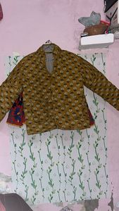 Chaqueta acolchada Kantha Floral transpirable hecha a medida con concha de seda de estilo vintage y forro de algodón para tiendas de moda boutique - Product Image 4