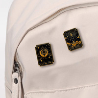 Broche vintage en émail Tarot, style gothique noir et or, avec motifs Tour, Soleil, Lune, Étoile et Roue de Fortune, accessoire de bijouterie mystique