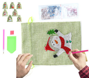 Kit <span class=keywords><strong>de</strong></span> broderie en diamant en mosaïque DIY LS, sac en <span class=keywords><strong>toile</strong></span> <span class=keywords><strong>de</strong></span> <span class=keywords><strong>jute</strong></span> à cordon <span class=keywords><strong>de</strong></span> serrage <span class=keywords><strong>de</strong></span> Noël, <span class=keywords><strong>peinture</strong></span> en diamant, sacs à bonbons, cadeau pour enfants - Product Image 1
