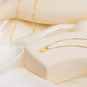 Popular <span class=keywords><strong>A</strong></span> <span class=keywords><strong>a</strong></span> Z 26 letras pequeño collar con colgante cuadrado con cadena de eslabones multicapa para boda o regalo colgante de letras en caja - Product Image 4