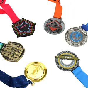 Usine en gros médailles personnalisées pas cher blanc en alliage de zinc 3d Marathon médaille de course sport médaille de football en métal avec ruban