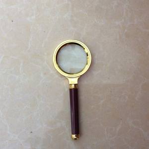 Lupa de mano de 60 mm con mango de madera, marco de metal y lente de vidrio para leer periódicos, uso para personas mayores - Product Image 1