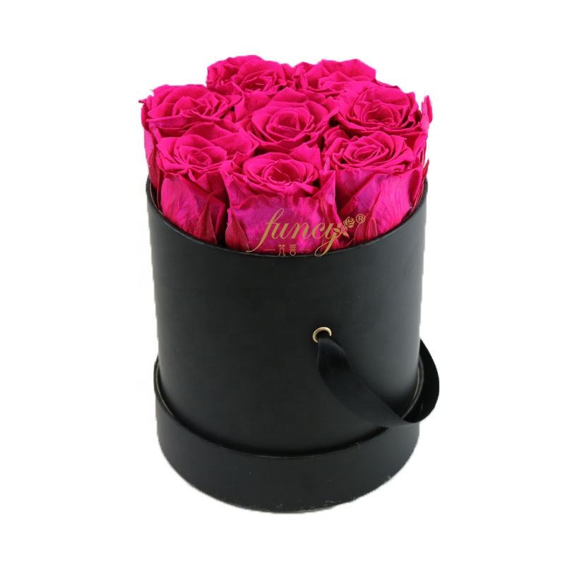 8 roses dans la boîte ronde