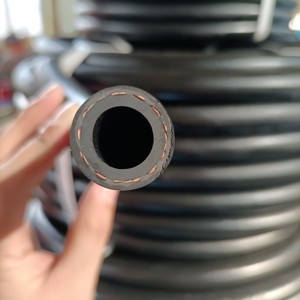 Tuyau d'essence en caoutchouc nitrile personnalisé d'usine OEM surface lisse EPDM avec renfort en fil d'acier matériau NBR pour usage automobile - Product Image 4