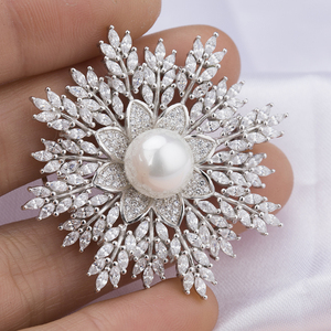 Nueva moda de alta calidad hecho de plata 925 chapado en rodio OEM al por mayor broche perla flores para las mujeres - Product Image 3