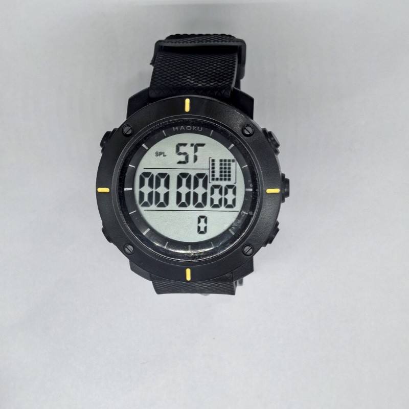 Pantalla negra con amarillo