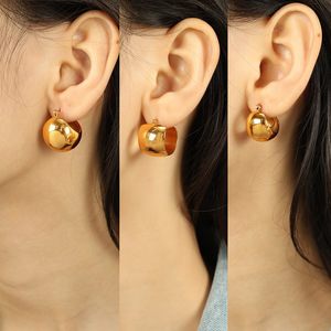 Pendientes de aro dorados en forma de C, huecos, geométricos, con forma de bola, joyería de moda para mujer - Product Image 4