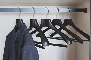 Nuovo stile di IANGO personalizzato cappotto di lusso pantaloni appendiabiti in legno nero per la visualizzazione negozio di vestiti di moda