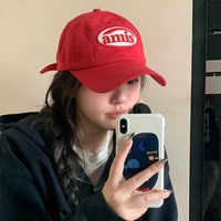 Topi Baseball 6-Panel Wanita Terbaru 2026 Warna Putih dan Merah dengan Logo, Model Korea, Bahan Lembut, Dapat Disesuaikan, Membuat Wajah Terlihat Lebih Kecil