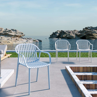 Chaise de jardin/de repas extérieure de style victorien, imperméable, en plastique PP coloré avec accoudoirs, empilable et légère