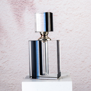 Flacon de parfum vide de luxe en verre cristal carré avec pulvérisateur à pompe, sérigraphie et givrage pour mini-huile parfumée arabe artisanale, idéal comme cadeau - Product Image 1
