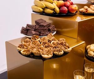 Factory Custom 4 Step Retângulo <span class=keywords><strong>Clear</strong></span> Display Cube Food <span class=keywords><strong>Table</strong></span> Branco Acrílico Catering Buffet Risers For Food Display Preto - Product Image 1