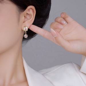 Boucles d'oreilles à clous géométriques sphériques en zircon, tendance et élégantes, polyvalentes, en cuivre, aiguille en argent S925, style frais et petit cadeau - Product Image 4