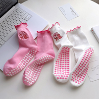 Chaussettes de yoga antidérapantes personnalisées de bonne qualité avec logo brodé pour femmes – Chaussettes de Pilates confortables à volants, vente chaude